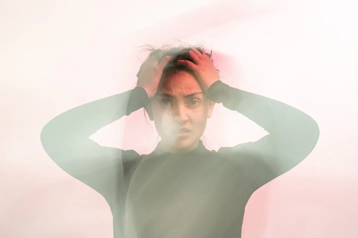 Temblor interno por estrés: por qué tu cuerpo no se apaga